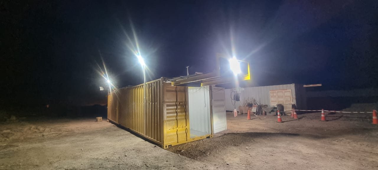 Operación nocturna de contenedor bodega de aceros autosustentable
