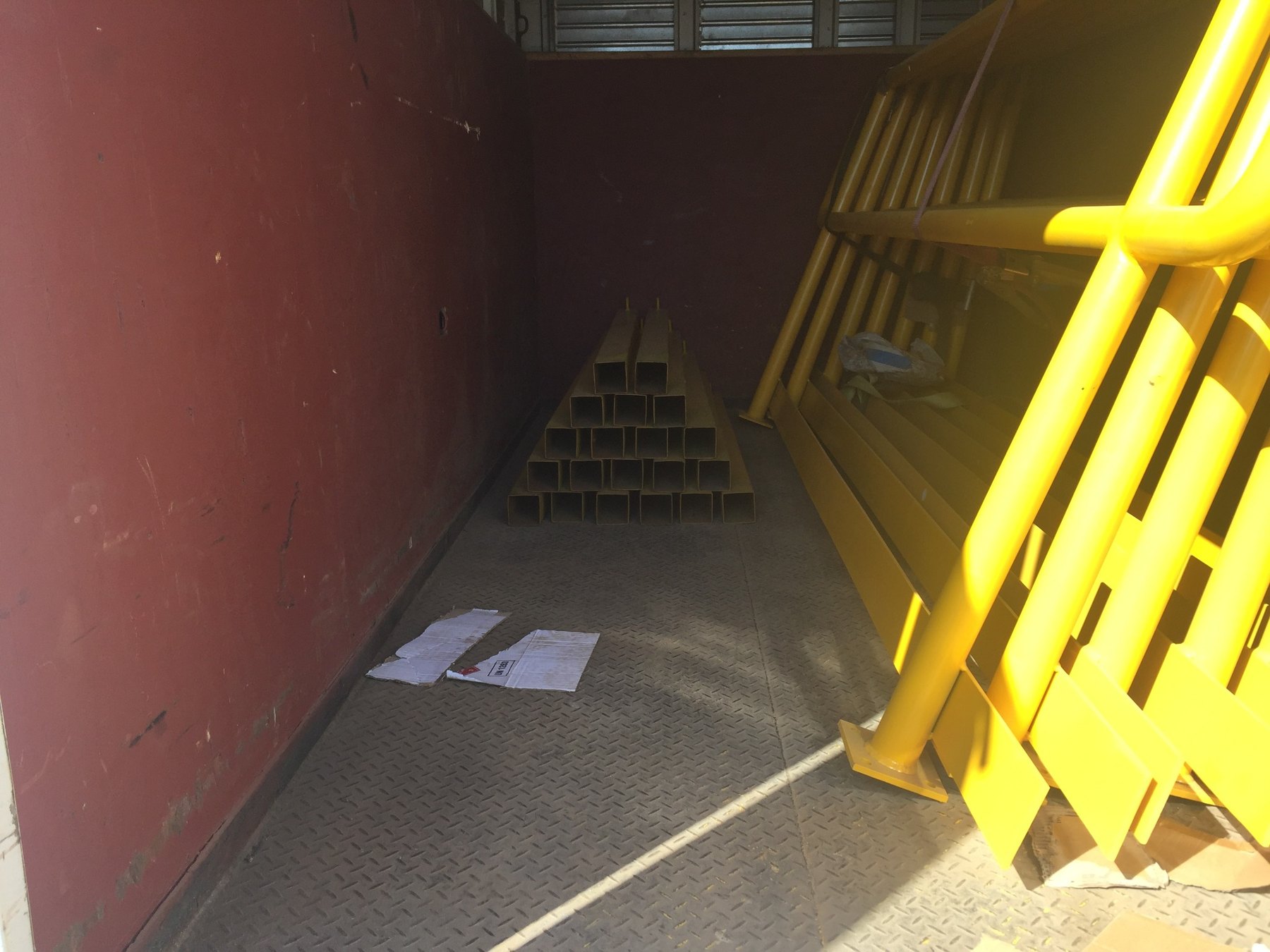 Estructuras metálicas pintadas y preparadas para despacho