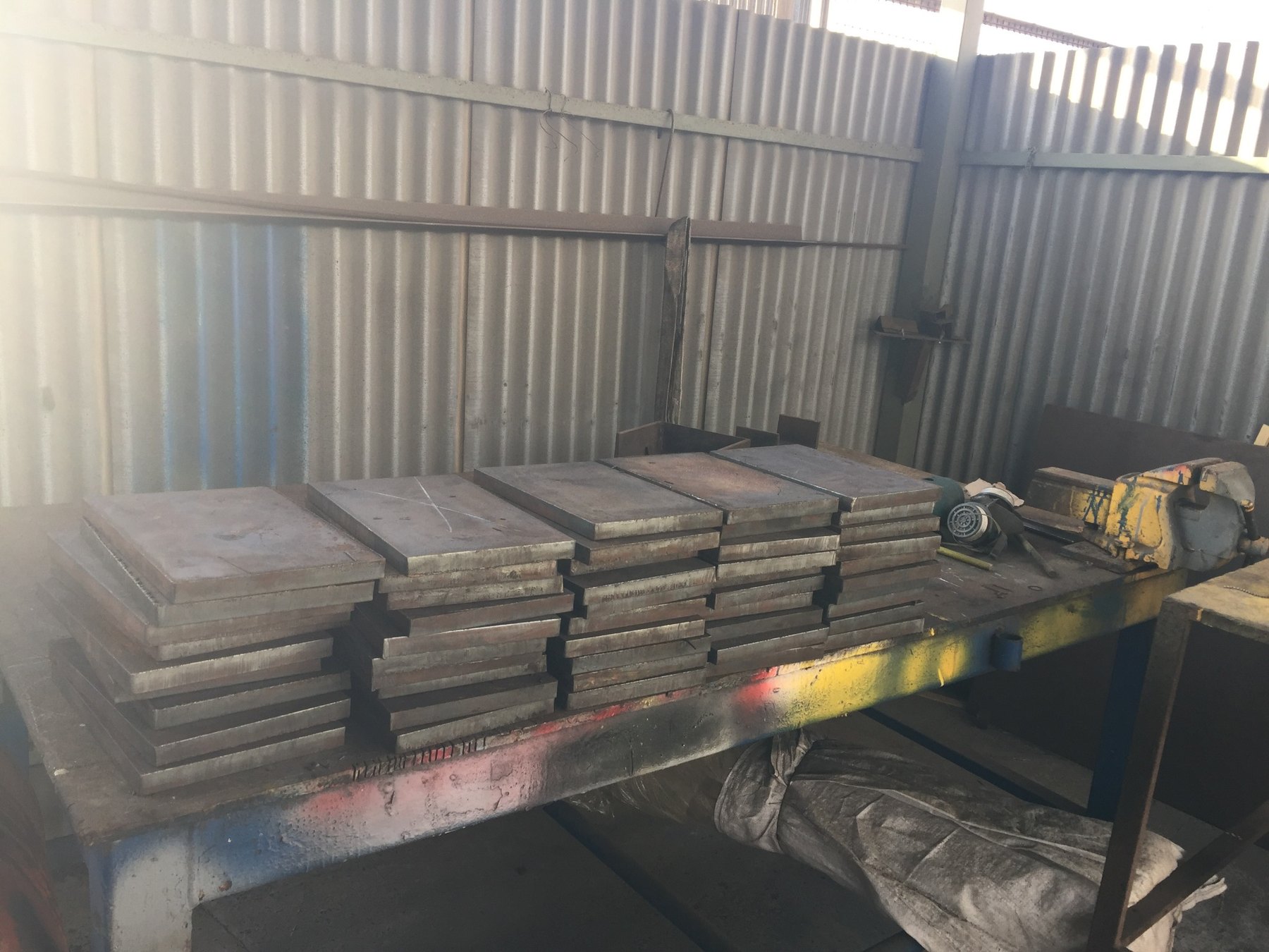 Placas y componentes metálicos preparados para fabricación