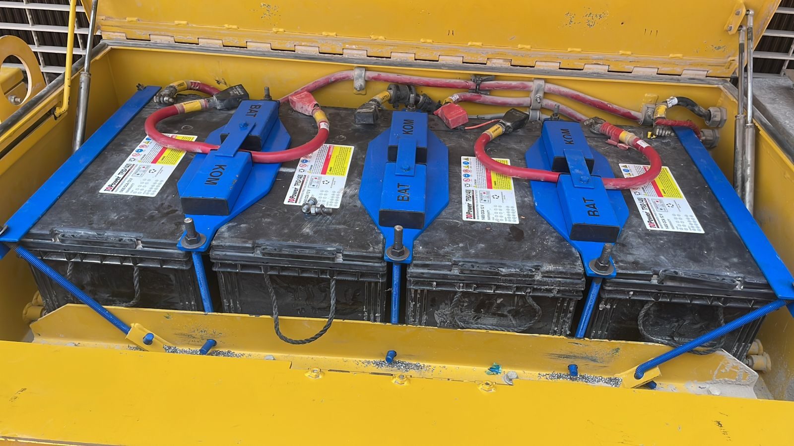 Soportes de sujeción para baterías instalados en camión de extracción minera