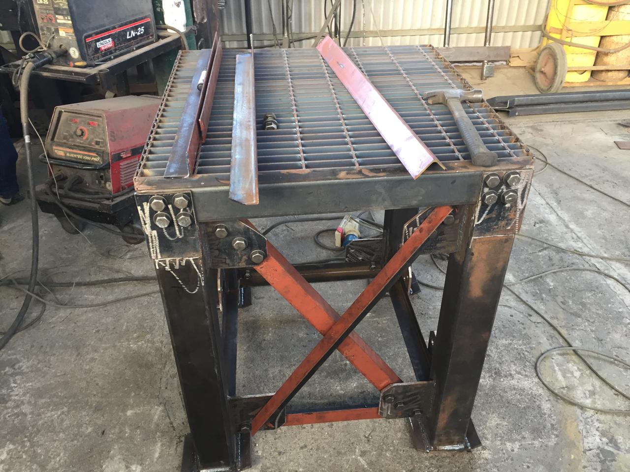 Mesa de trabajo soldada fabricada en maestranza