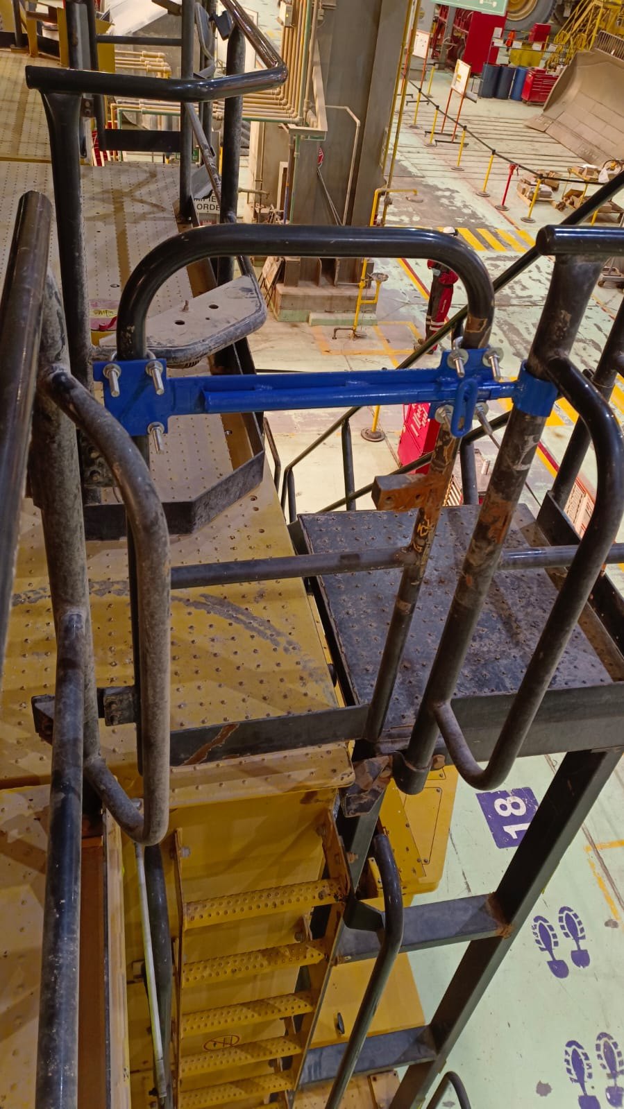 Pestillo RECFILT instalado en puerta de escalera de emergencia de camión de extracción minera