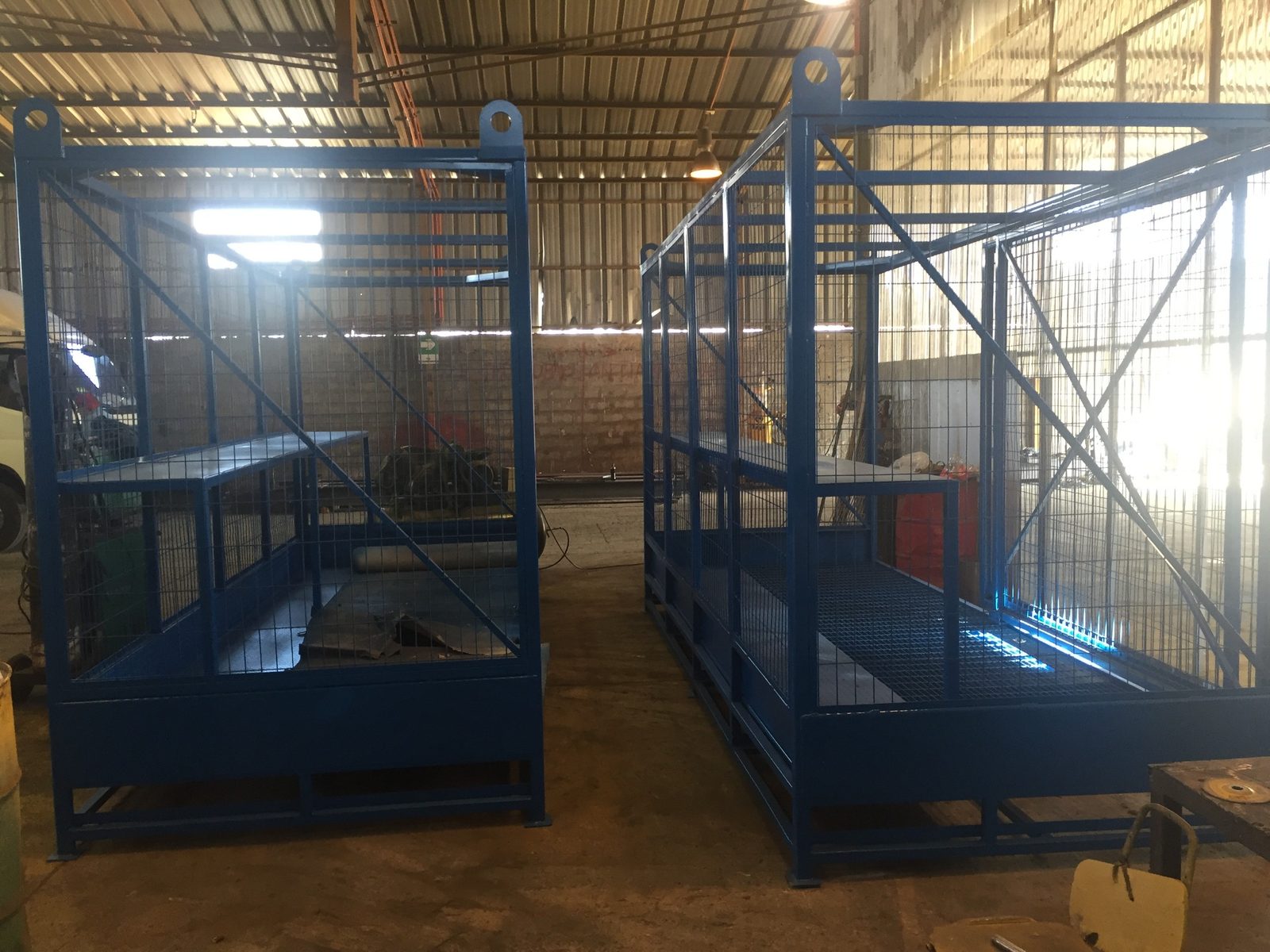 Jaulas metálicas azules para gestión de residuos fabricadas por RECFILT